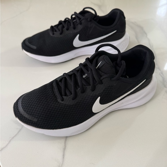 Women’s Nike Revolution 7 Running Shoe 7.5 - Picture 2 of 5